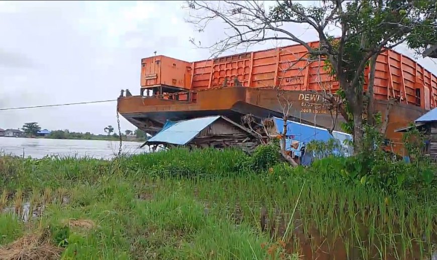 Tongkang Batu Bara Hantam Rumah di Bahalayung Batola