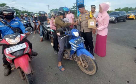 Dikira Razia, Ternyata Polres Batola Berbagi Santapan Berbuka Puasa