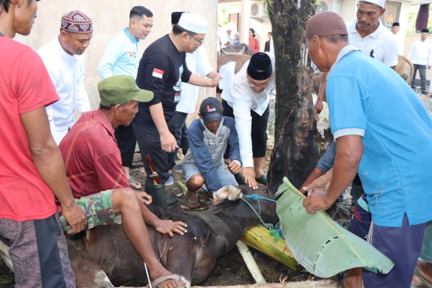 Polres Batola Berbagi Ratusan Kantong Daging Kurban Kepada Masyarakat