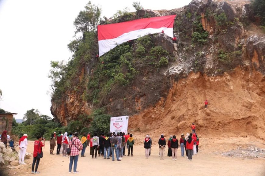 Vertical Rescue Tabalong Kembali Bentang Merah Putih di Tebing Palai