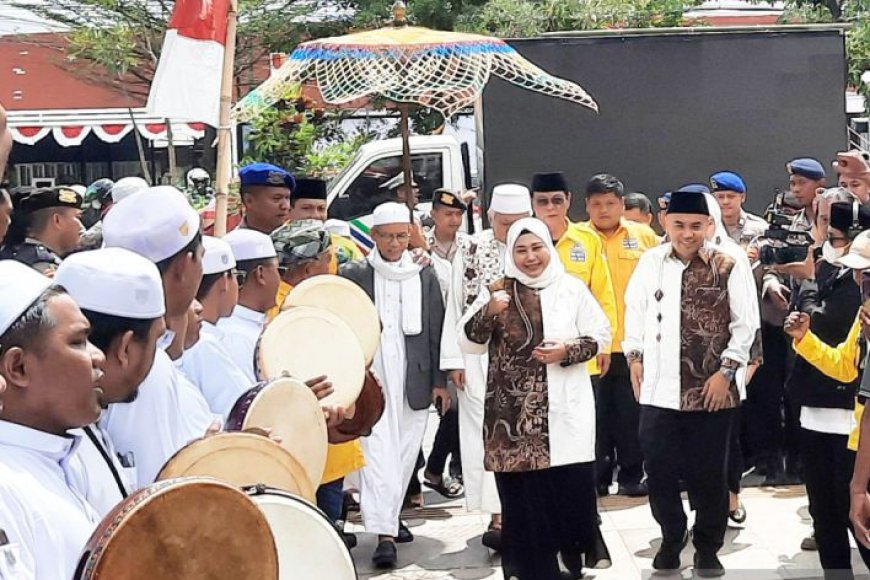 Acil Odah dan Rozanie Dikawal Ratusan Santri ke KPU Kalsel