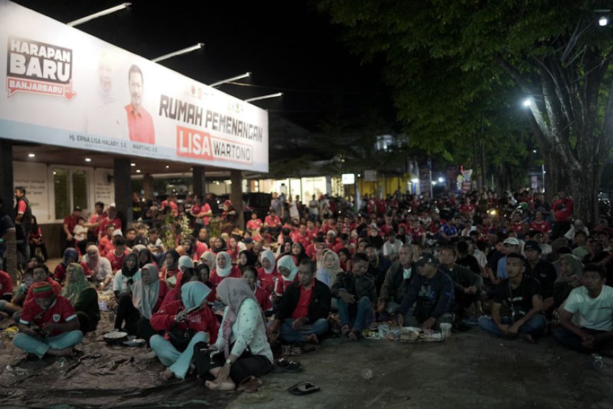 Keseruan Nobar Timnas Indonesia Bersama Lisa-Wartono di Rumah Pemenangan Banjarbaru