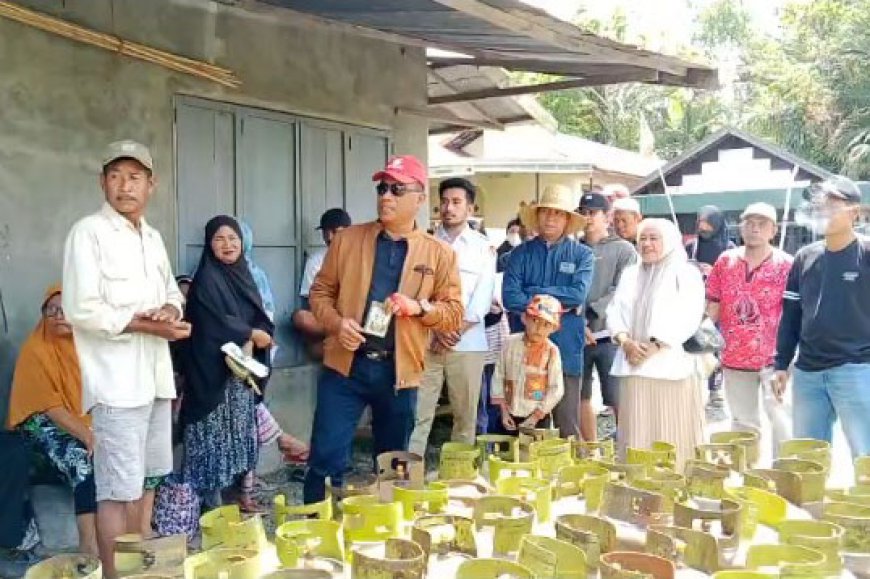 Langsung Menyentuh Masyarakat, Mujiyat-Fahrin Berbagi Gas Melon di Alalak