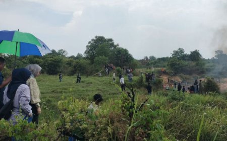 Lisa Halaby Sambangi Keluarga Korban Tertimbun Longsor di Pumpung Cempaka Banjarbaru