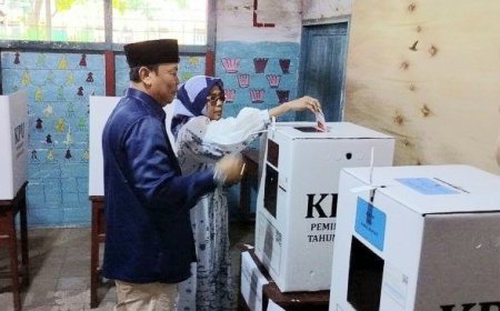 Datang Bareng Istri, Mujiyat Mencoblos di TPS 08 Handil Bakti