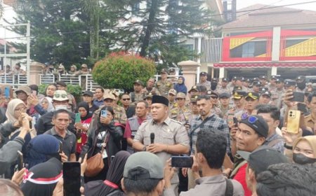 Ratusan Massa Geruduk DPRD Banjarbaru, Tuntut Hasil Pilkada 2024