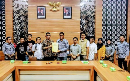 Sekretaris DPRD Batola Terima Surat Penetapan Paslon Terpilih dari KPU