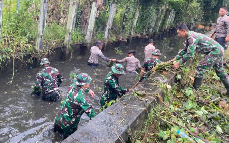 Kolaborasi Polres dan Kodim 1005 Batola Bersih-bersih Sungai di Marabahan