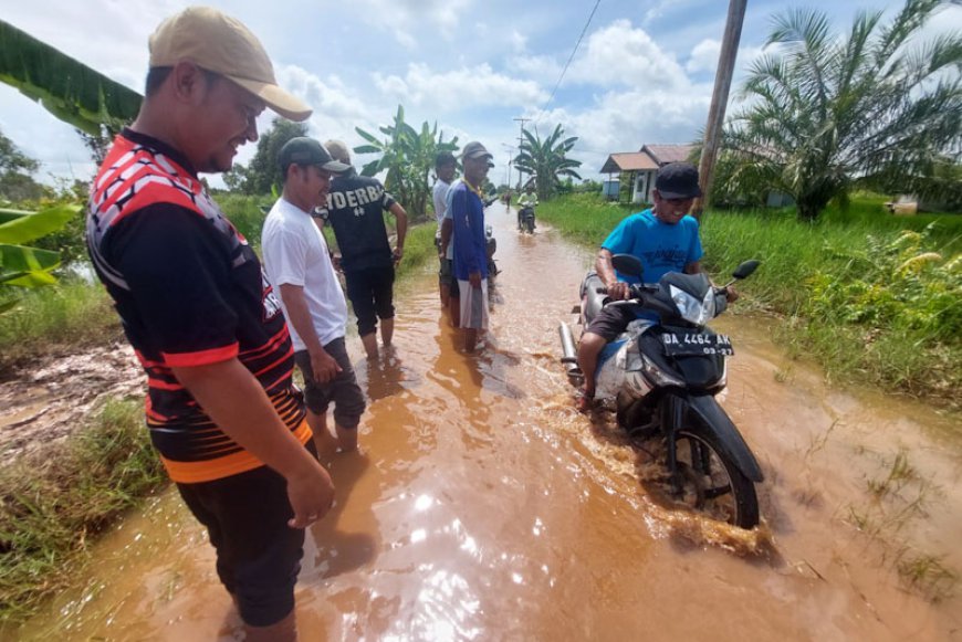 Jalan di jejangkit Terputus Akibat Banjir, Anggota DPRD Batola Turun Tangan