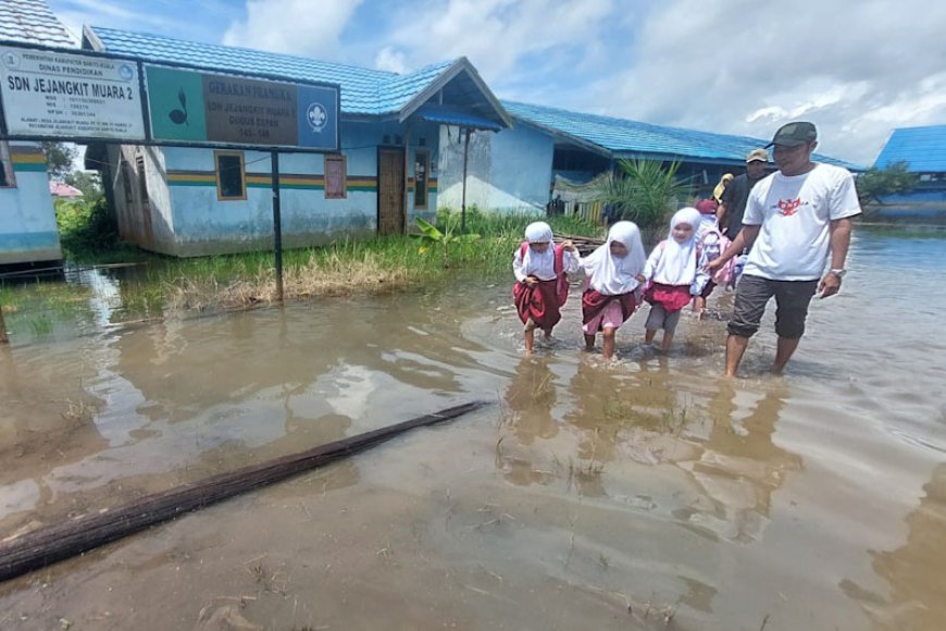 Terdampak Air Pasang, Sekolah di Jejangkit Muara Batola Terendam Hingga Teras