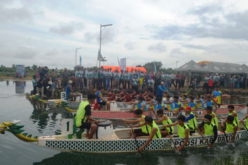 Ratusan Pedayung Kalimantan Berlaga di Lomba Perahu Naga Batola 2025