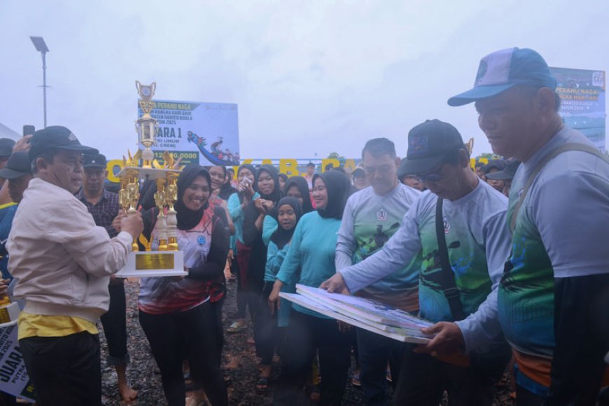 Banjarmasin Kembali Merajai Lomba Perahu Naga Batola