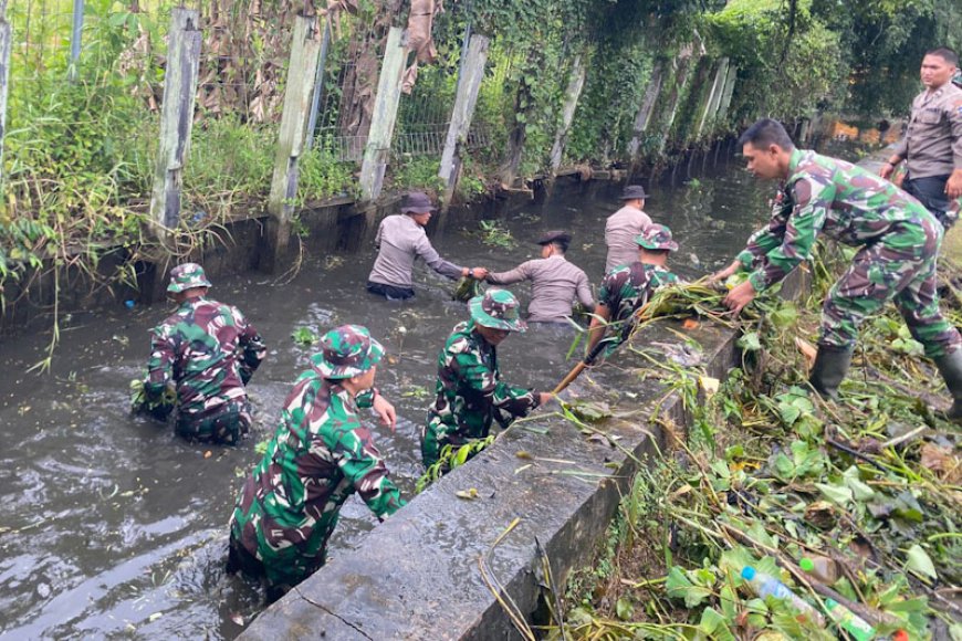 Kolaborasi Polres dan Kodim 1005 Batola Bersih-bersih Sungai di Marabahan