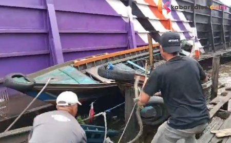 Terjadi Lagi! Tongkang Serempet 7 Kelotok di Dermaga Pasar Marabahan Batola
