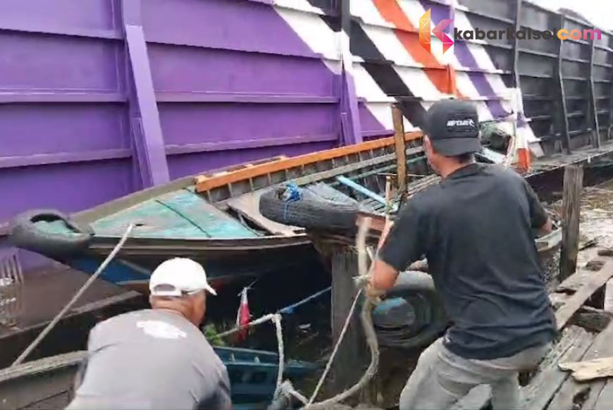 Terjadi Lagi! Tongkang Serempet 7 Kelotok di Dermaga Pasar Marabahan Batola