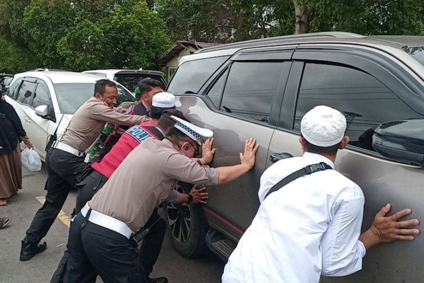 Sehari Menjabat Kasatlantas Polres Batola, Andi Tri Langsung Turun Tangan Atasi Kemacetan