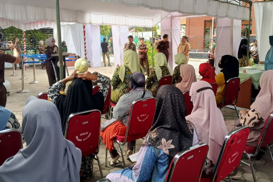 Sediakan Ratusan Paket Sembako, Pasar Murah Kejari Batola Diserbu Warga