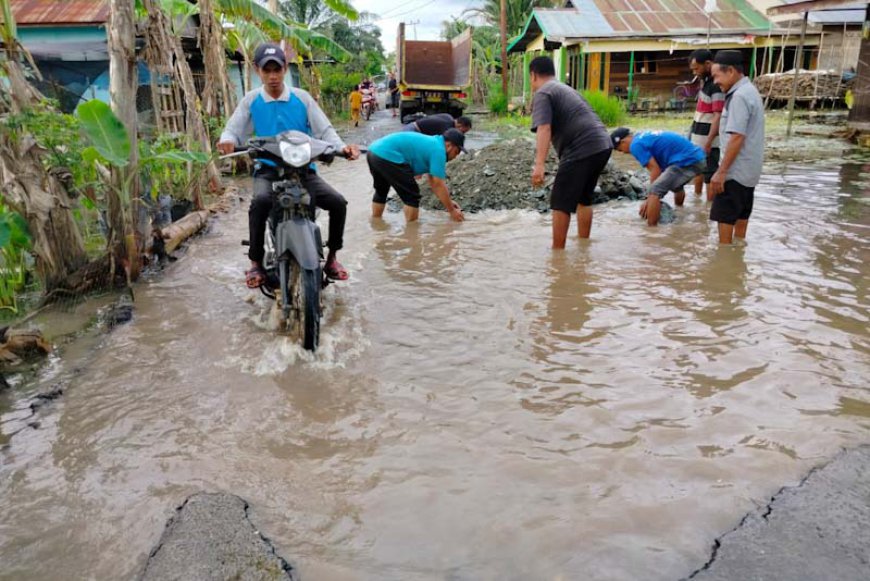 Berbulan-bulan Digerus Banjir, Warga Jejangkit Batola Berswadaya Perbaiki Jalan