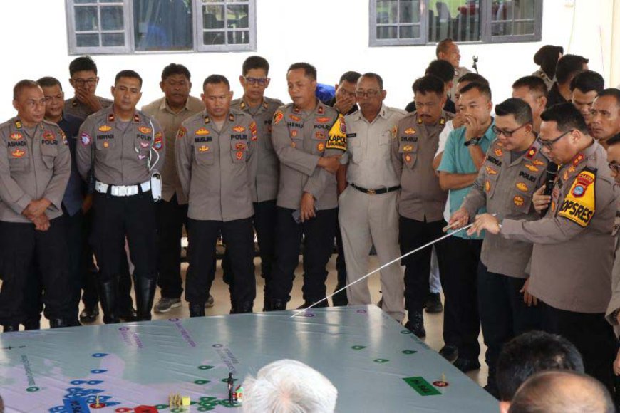 Ratusan Personel Kepolisian Kawal TPS PSU di Banjarbaru