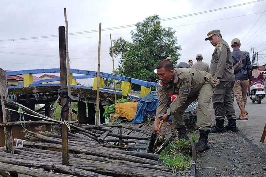 Satpol PP Batola Kembali Bongkar Lapak Pedagang di Bantaran Sungai Semangat Dalam