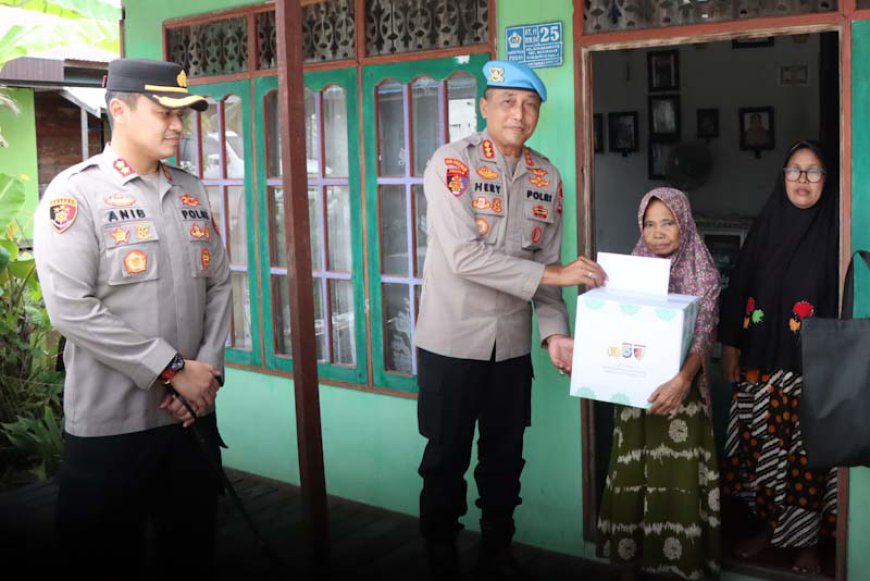 Sambangi Marabahan, Bid Propam Polda Kalsel dan Polres Batola Gelar Bakti Sosial