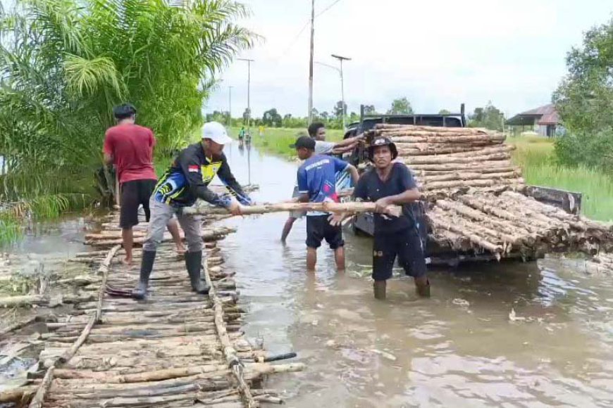 Akibat Diputus Banjir, Jalan di Jejangkit Timur Batola Menjadi Titian Galam