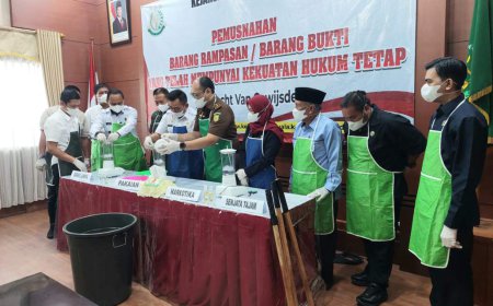 Kejari Batola Memusnahkan Barang Bukti 35 Perkara, Termasuk 91 Gram Sabu