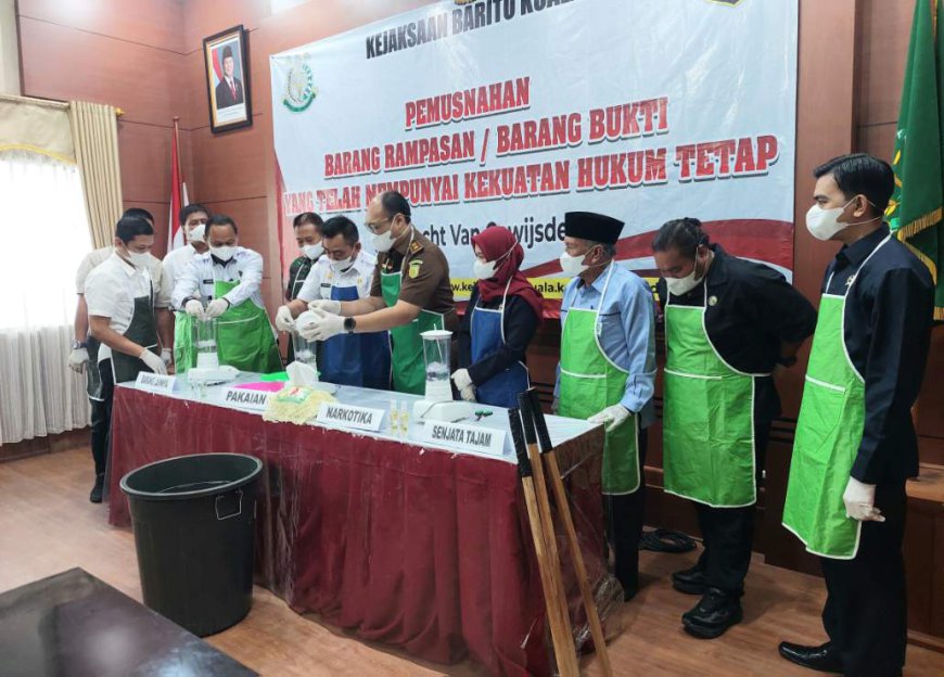 Kejari Batola Memusnahkan Barang Bukti 35 Perkara, Termasuk 91 Gram Sabu