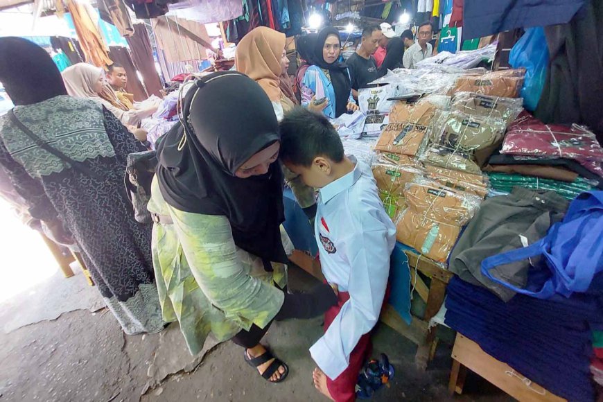 Jelang Tahun Pelajaran 2025/2026, Penjualan Seragam Sekolah di Banjarmasin Meningkat