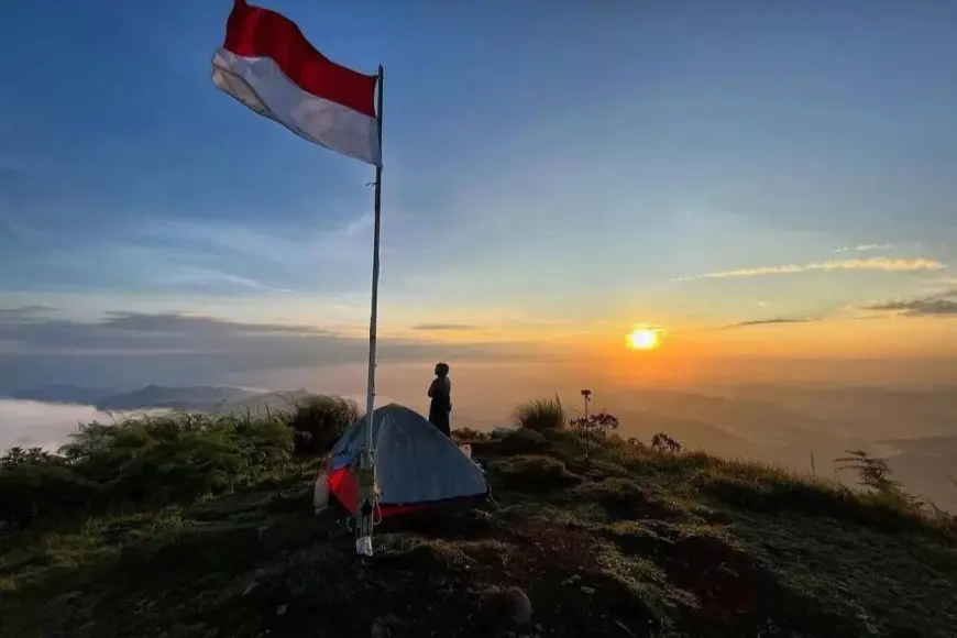Ratusan Pendaki Peringati HUT ke-80 Republik Indonesia di Gunung Halau-Halau