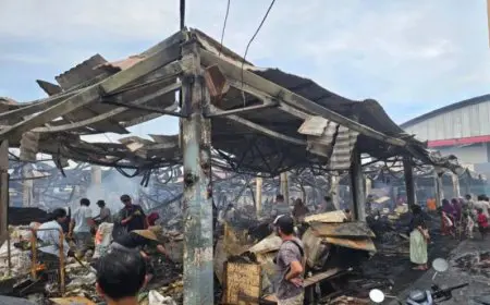 Pasar Kemakmuran Kotabaru Diamuk Api, Ratusan Toko Terdampak