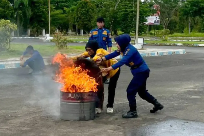 Sekretariat DPRD Batola Dilatih Penanggulangan Dini Kebakaran Menggunakan APAR