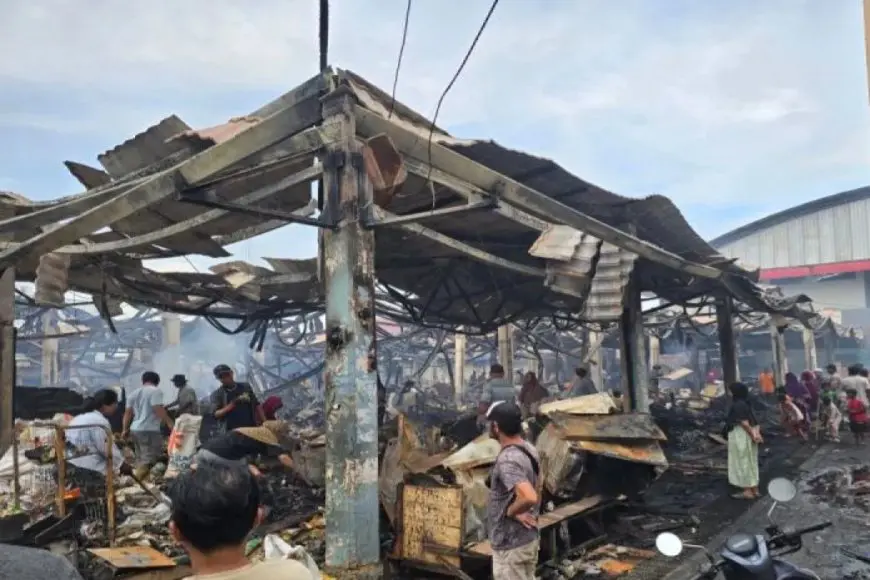 Pasar Kemakmuran Kotabaru Diamuk Api, Ratusan Toko Terdampak