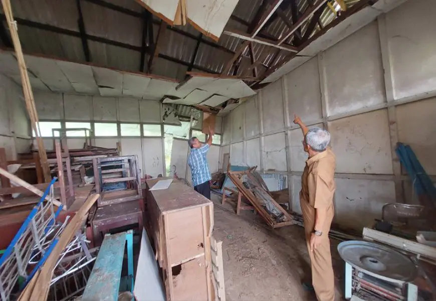 Fasilitas Buang Air Ambruk Sebagian, Murid SMPN 5 Belawang Batola Terpaksa Menumpang di WC Masjid