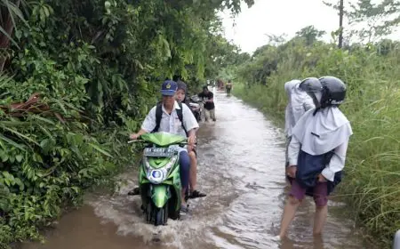 Jalan Diputus Banjir Rob, Pelajar di Banua Anyar Batola Tetap Semangat Sekolah
