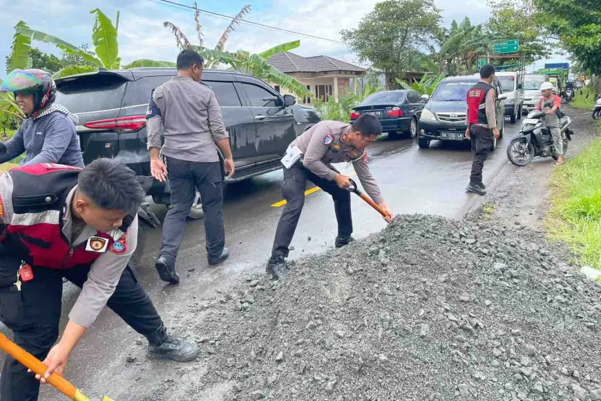 Sat Lantas Polres Batola Uruk Bahu Jalan Rawan Kecelakaan di Tikungan Habaya