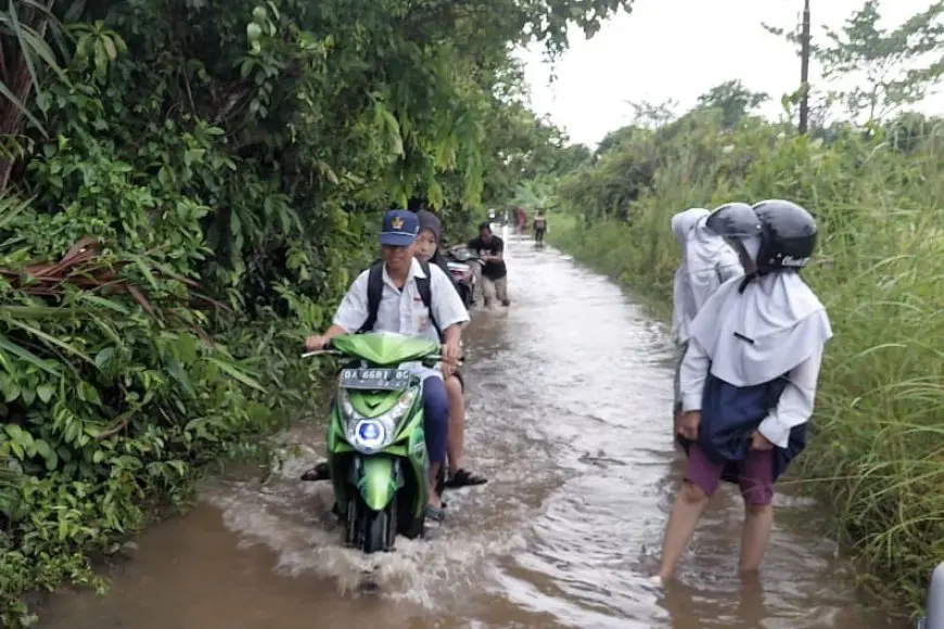 Jalan Diputus Banjir Rob, Pelajar di Banua Anyar Batola Tetap Semangat Sekolah