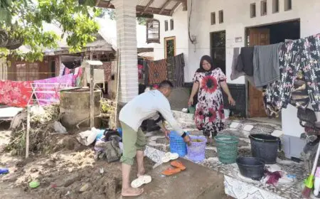 Usai Banjir Bandang, Warga Tebing Tinggi Balangan Masih Berkutat Dengan Lumpur