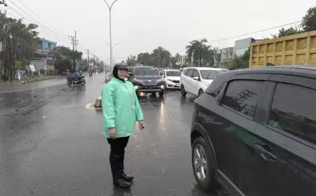 Sigap di Tengah Hujan, Personel Polres Batola Urai Kemacetan Arus Balik Momen 5 Rajab