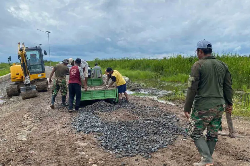 Solidaritas Warga Jejangkit Batola, Jalan Alternatif ke Sekumpul Diperbaiki Bersama