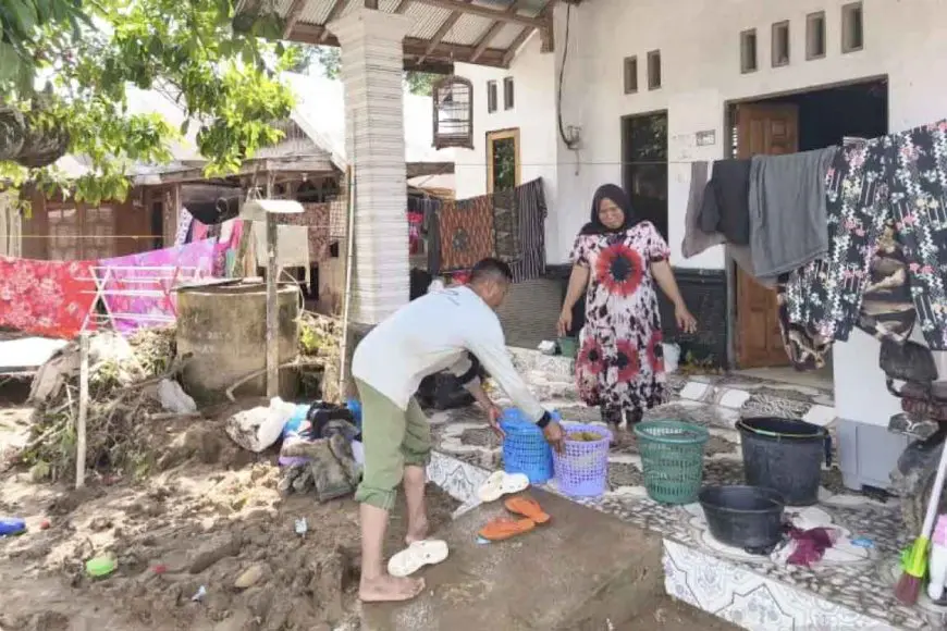 Usai Banjir Bandang, Warga Tebing Tinggi Balangan Masih Berkutat Dengan Lumpur