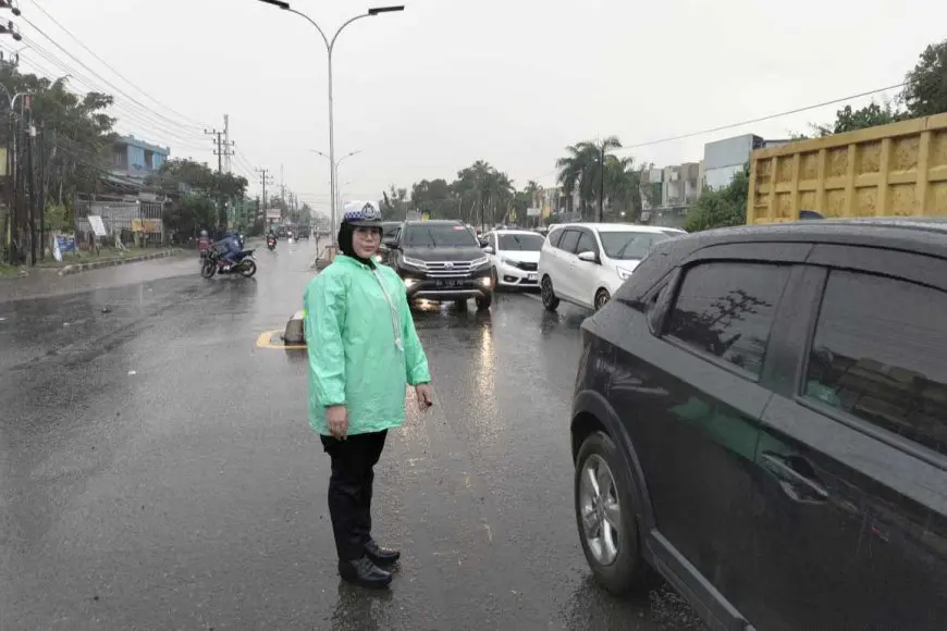 Sigap di Tengah Hujan, Personel Polres Batola Urai Kemacetan Arus Balik Momen 5 Rajab