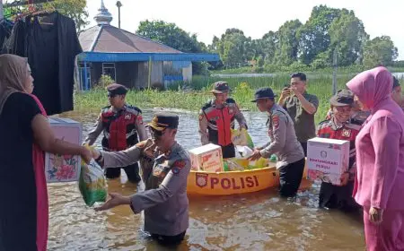 Tak Sekadar Patroli, Polres Batola Bantu Warga Terdampak Banjir di Jejangkit