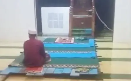 Masjid Terendam Banjir, Warga Tanipah Batola Salat Jumat ke Desa Tetangga