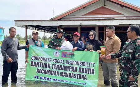 Peduli Warga Terdampak Banjir di Mandastana Batola, PT PBB Berbagi Ratusan Paket Bahan Pokok