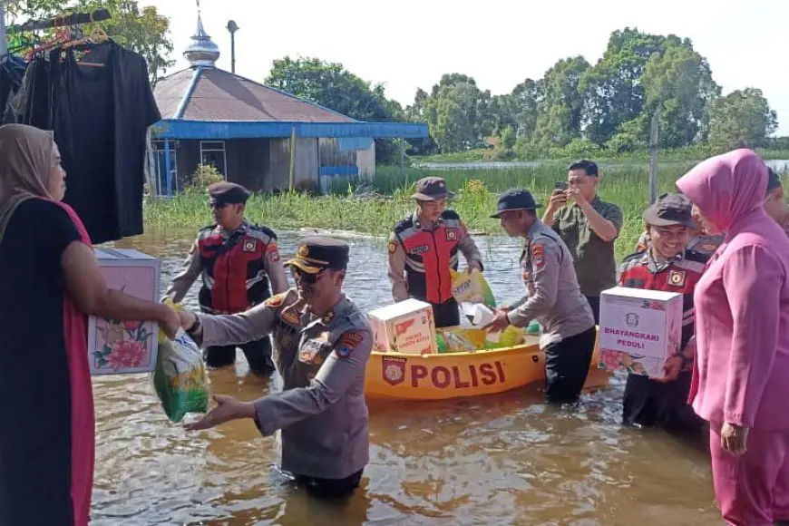 Tak Sekadar Patroli, Polres Batola Bantu Warga Terdampak Banjir di Jejangkit
