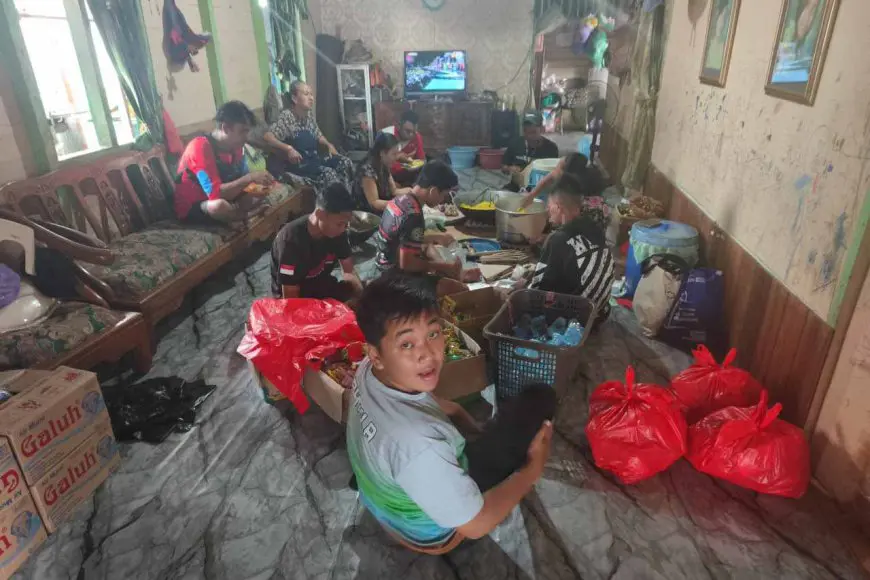 Kolaborasi Seman Fire dan Catering Mama Yuyun Suplai Makanan Warga Terdampak Banjir di Batola