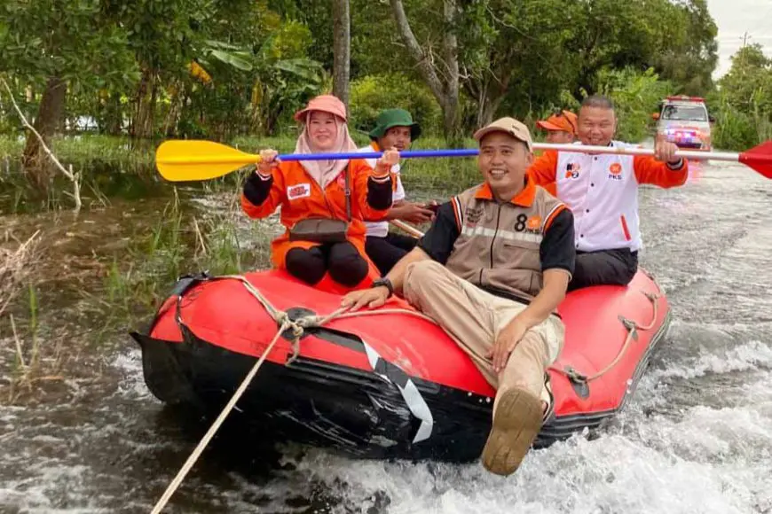 PKS Batola Turun Langsung Bantu Warga Terdampak Banjir di Mandastana