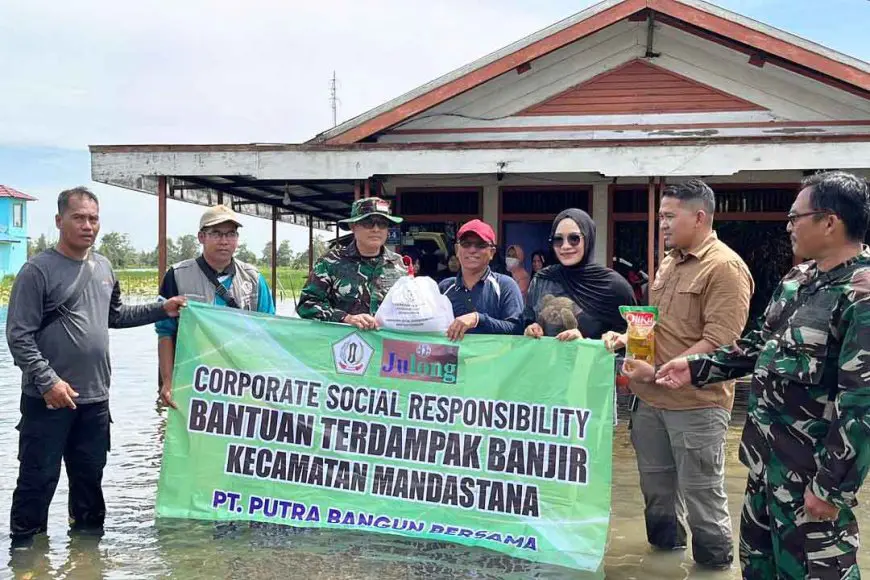Peduli Warga Terdampak Banjir di Mandastana Batola, PT PBB Berbagi Ratusan Paket Bahan Pokok