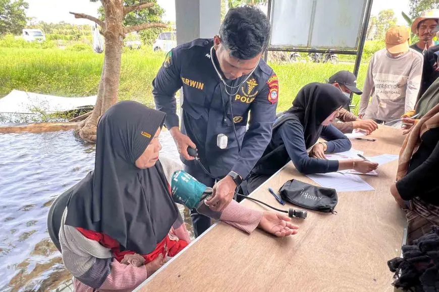 Peduli Banjir Jejangkit, Polres Batola dan RS Bhayangkara Layani Ratusan Warga Berobat Gratis